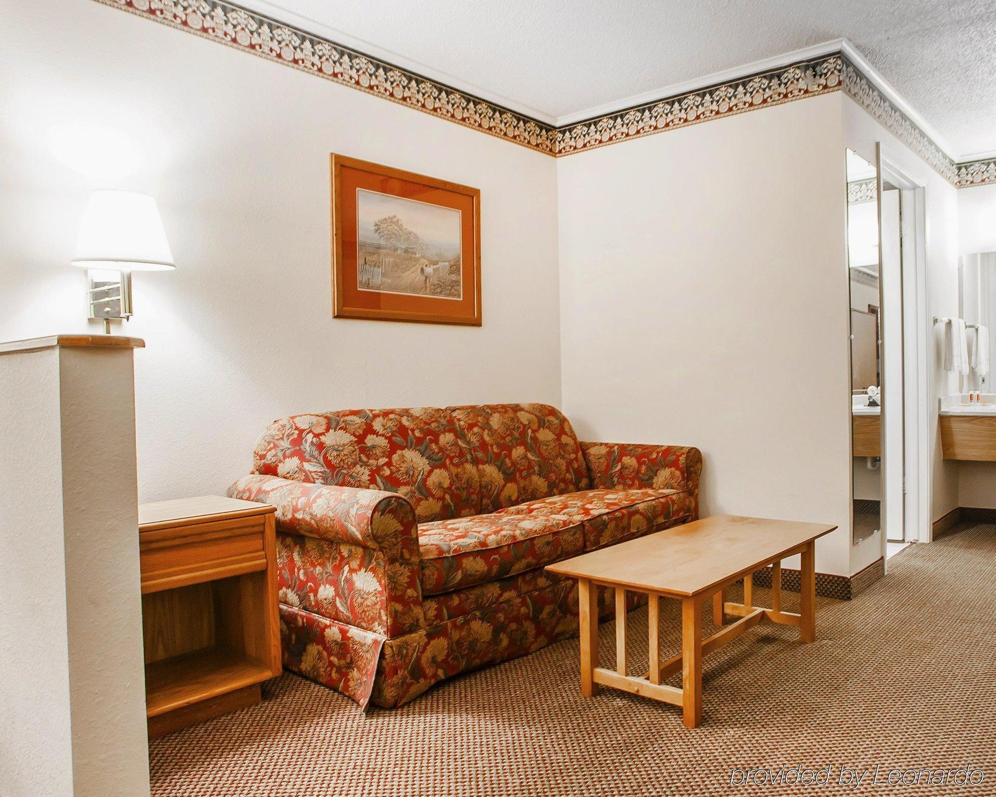Econo Lodge Inn & Suites Newton Exterior photo